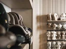 Scaffale con giocattoli per bambini e seggiolini auto in una stanza con rivestimento in legno