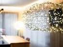Moderne Lampe aus Draht und Lichterketten im Wohnraum