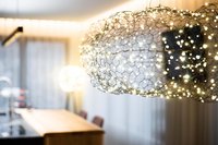 Moderne Lampe aus Draht und Lichterketten im Wohnraum