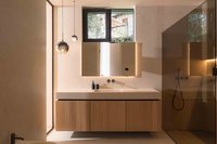 Modernes Badezimmer mit Waschtisch, Spiegel, Pendelleuchten und gläserner Dusche