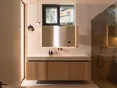 INTERIOS. Il tuo studio di interior design. Bagno moderno con lavabo, specchio, lampade a sospensione e doccia in vetro