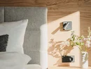 Innenarchitektur: die Referenzen unserer Kunden Helles Holztisch mit Vase, Lampe und Sofa mit Kissen im Sonnenlicht