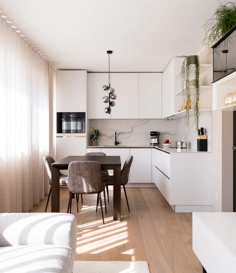 Helle, moderne offene Küche mit Essbereich und Sofa