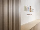 Insegna moderna per bambini e neonati su parete bianca con rivestimento in legno