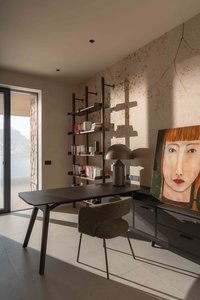 Modernes Arbeitszimmer mit Schreibtisch, Bücherregal und Porträtgemälde