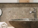 Bagno con lavabo in pietra e rubinetto cromato