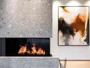 Moderner Kamin mit Flammen neben abstraktem Wandbild in elegantem Raum