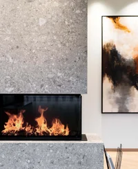 Moderner Kamin mit Flammen neben abstraktem Wandbild in elegantem Raum