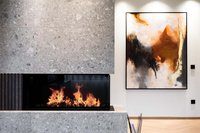 Moderner Kamin mit Flammen neben abstraktem Wandbild in elegantem Raum