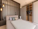INTERIOS. Il tuo studio di interior design. Camera da letto moderna con letto matrimoniale, parete a listelli e guardaroba aperto