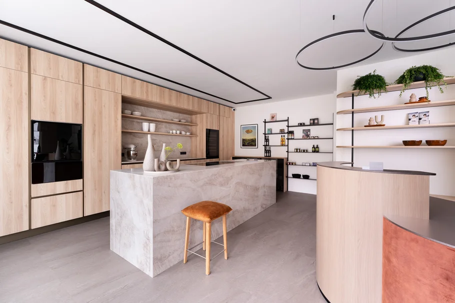 Moderner Küchenraum mit Kücheninsel, Holzschränken und Barhocker aus braunem Samt