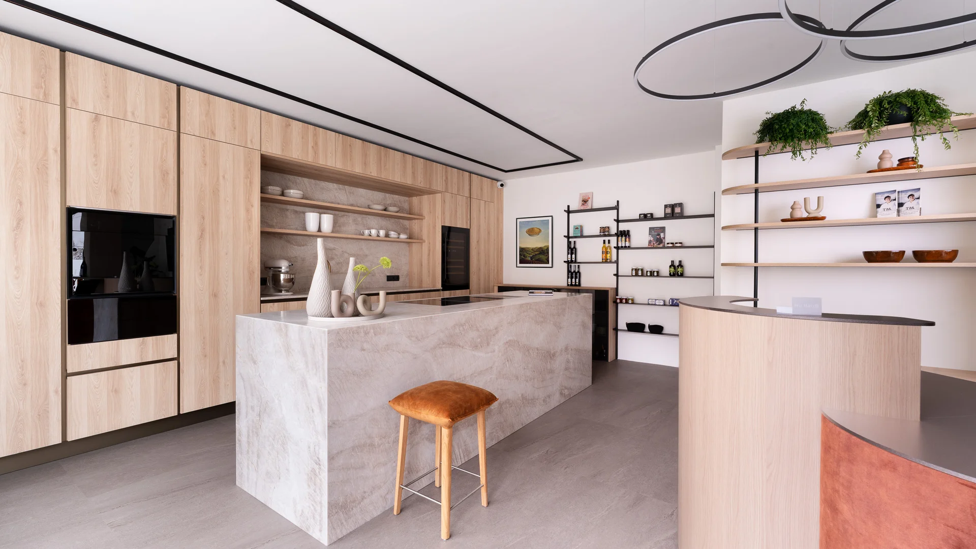 Moderner Küchenraum mit Kücheninsel, Holzschränken und Barhocker aus braunem Samt