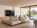 INTERIOS. Il tuo studio di interior design. Soggiorno moderno con divani, televisore e vista sulla piscina e sul giardino
