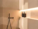 INTERIOS. Il tuo studio di interior design. Bagno moderno con doccia nera e due dispenser di sapone
