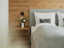 Innenarchitektur: die Referenzen unserer Kunden Modernes Schlafzimmer mit grauem Kopfteil und Holzwand mit Blumenvasen