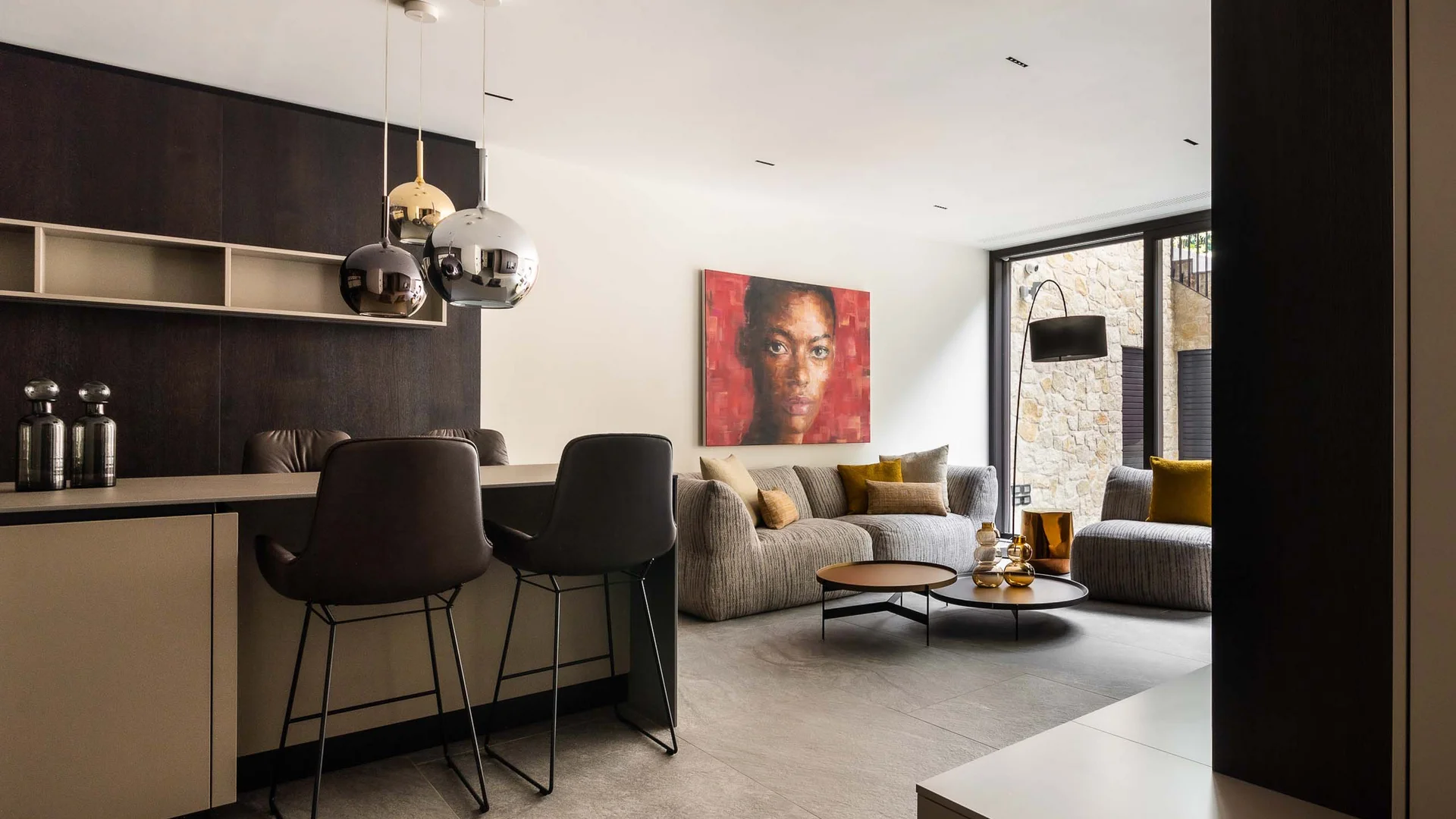 Modernes Wohnzimmer mit Stühlen, Teppich, Kunst an der Wand und großen Fenstern
