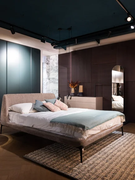 Modernes Schlafzimmer mit Doppelbett, weichen Kissen und Teppichboden