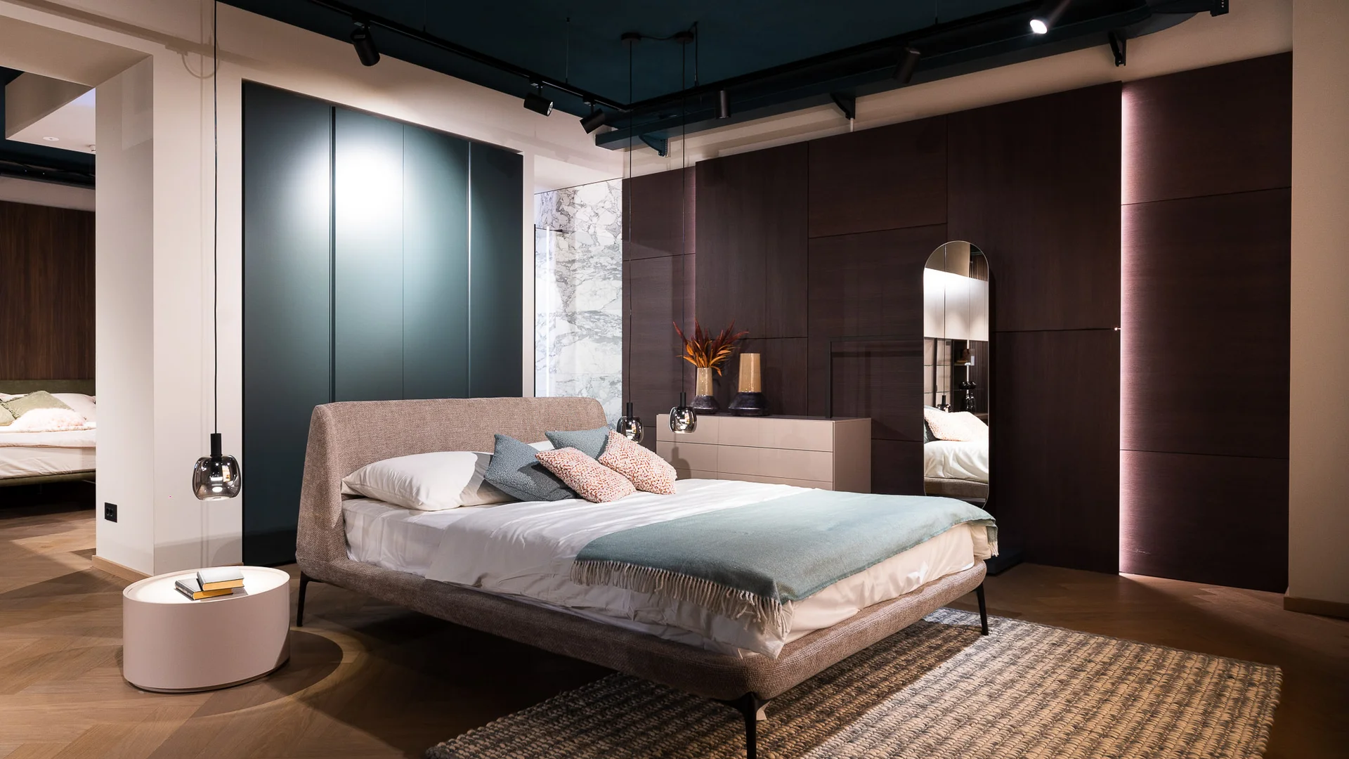 Modernes Schlafzimmer mit Doppelbett, weichen Kissen und Teppichboden