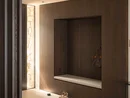 INTERIOS. Il tuo studio di interior design. Ingresso moderno con rivestimento in legno scuro, panca e sandali