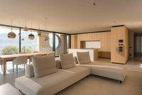Modernes Wohnzimmer mit weißem Ecksofa, Essbereich und offener Holzküche