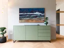 Grüner Schrank vor weißer Wand mit Meeresbild und Pflanze im modernen Raum