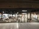 Vista dell'ingresso di un negozio di abbigliamento per bambini in un centro commerciale