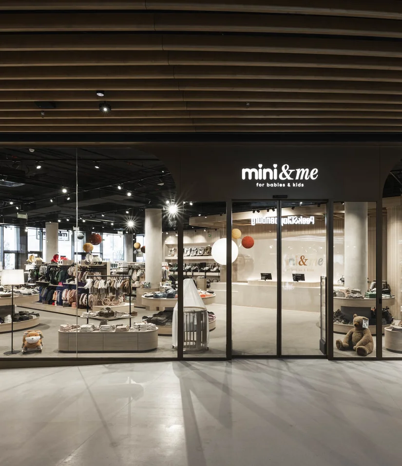 Vista dell'ingresso di un negozio di abbigliamento per bambini in un centro commerciale