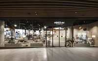 Blick auf den Eingang eines Kinderbekleidungsgeschäfts im Einkaufszentrum