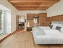 Innenarchitektur: die Referenzen unserer Kunden Modernes Schlafzimmer mit Holzboden, Holzdecke und Garderobe mit weißen Kleidern
