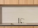 INTERIOS. Il tuo studio di interior design. Cucina moderna con ante in legno, lavello, rubinetto e piano cottura